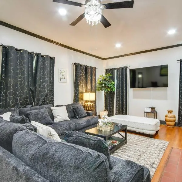 Updated Cottage w/ Fireplaces in North Greenwood!: Greenwood şehrinde bir otel