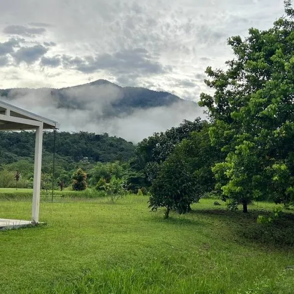 Orchard Lake House - Entire bungalow, 4 rooms, 9 beds, 13 persons, hotel in Behrang Hulu