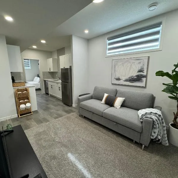 Chic & Cozy 2-BR Suite at Glacier Ridge NW Calgary, hotel in Calgary