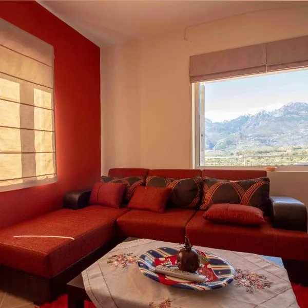 Cozy Hilltop Home with Breathtaking Views, hotel in Magoúla
