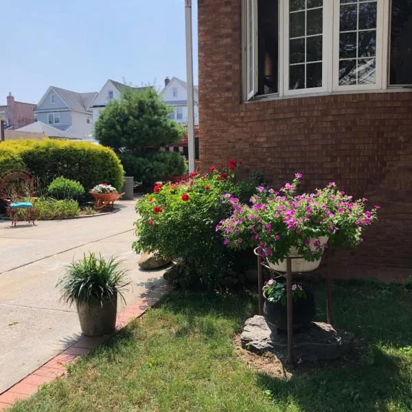 Private Unit with own Entrance To Share, hotel v destinaci South Ozone Park