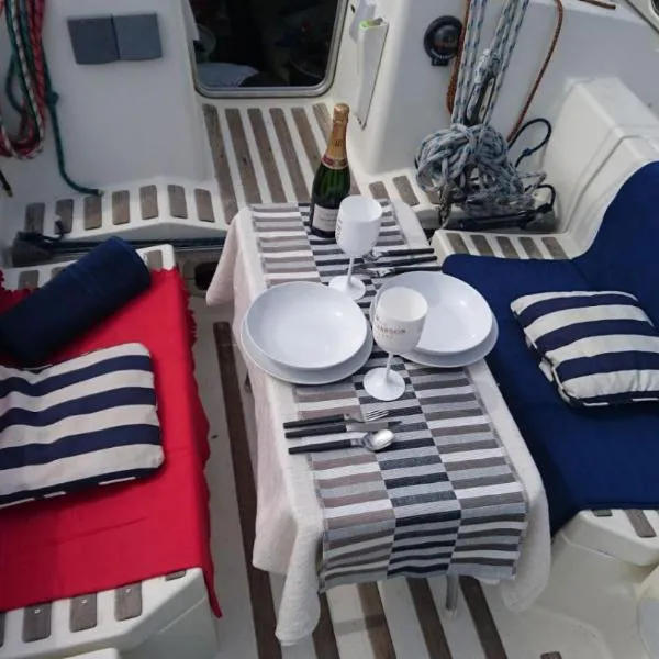 AMAZING FLAT IN CLASSIC SAILING BOAT in BARCELONA, khách sạn ở Barcelona