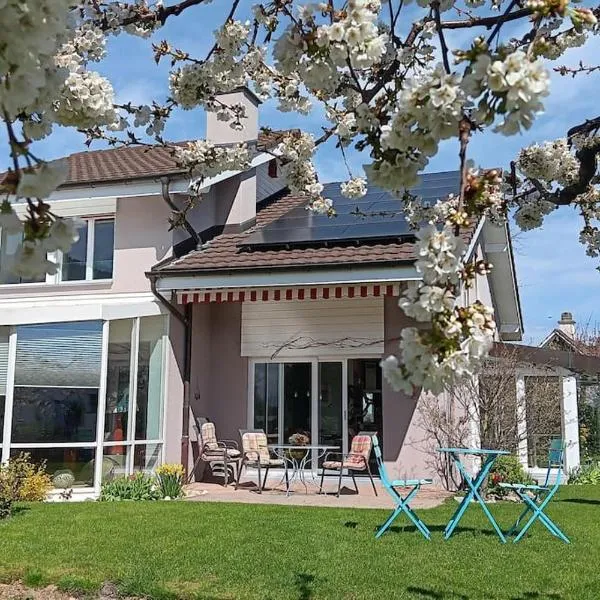 Villa de charme élégante, calme, nature, hotel in Boudry