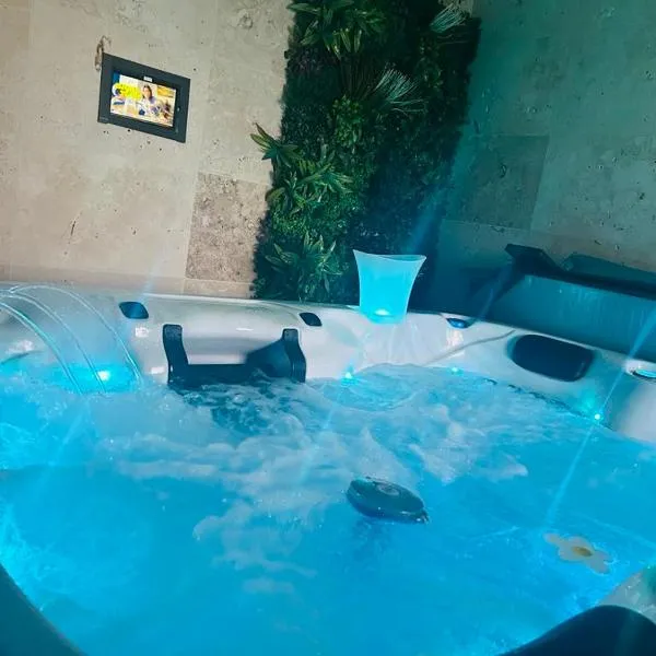 Loveroom 50 nuances de bulles jacuzzi et sauna privatif, hotel v destinaci Lens