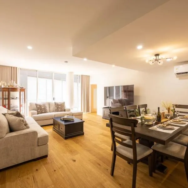 Luxury 4BR Cozy Home Pool, Gym, Sauna, wParking at CBD, hotell i Brisbane