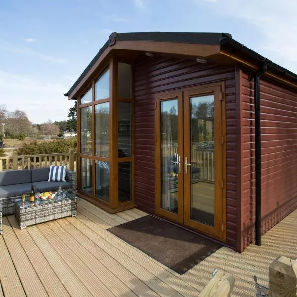 Bluebell Lodge - Sleeps 4 Hot Tub Loch & Woodland, hotel di Strathpeffer