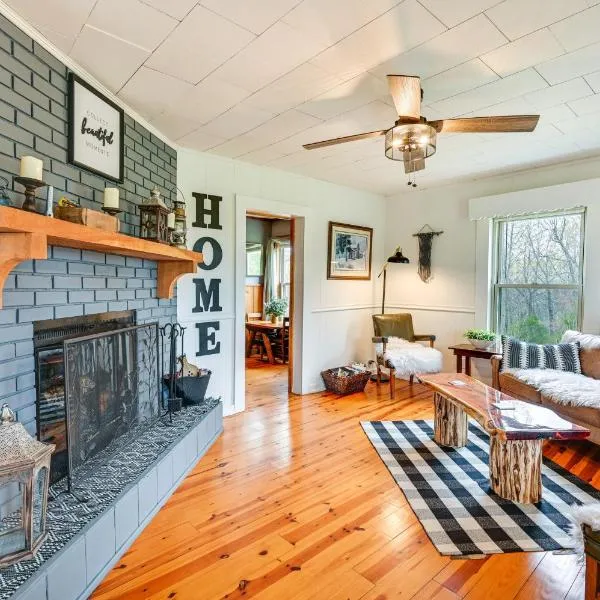 Country Escape: Log Cabin Near Kentucky Lake!, hotel in Gilbertsville