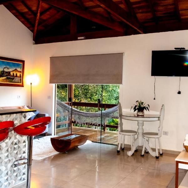 Chalé Canto do Galo 1 - Hidro da Jacuzzi, Lareira Ecológica, Cozinha Completa, Wi-Fi 80mbps, próximo a comércio local e relaxando ao som do riacho - Foto 3