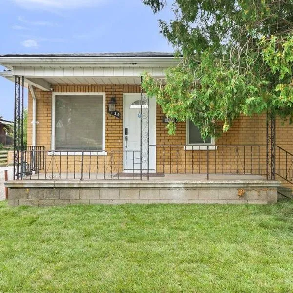 Charming Cozy 2-Bedroom Retreat in South Windsor, hotel in Windsor