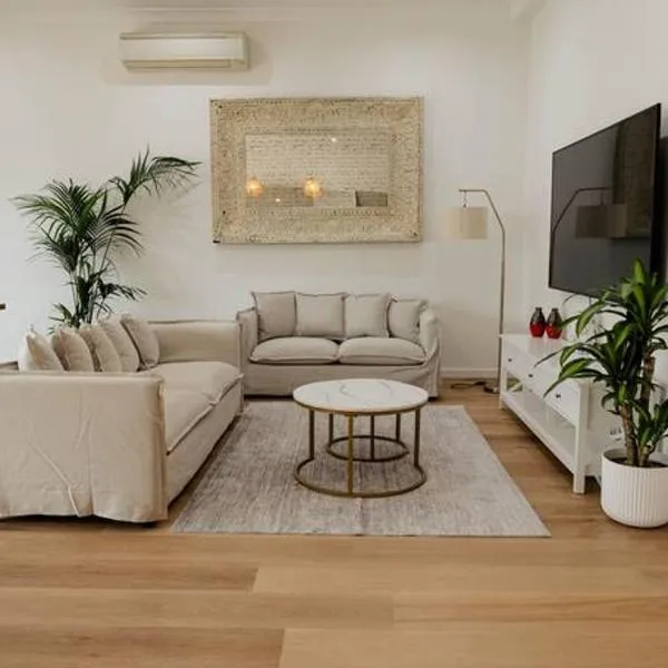 Vida Hamilton - 3 bed, 2 bath kids playground!, khách sạn ở Hamilton