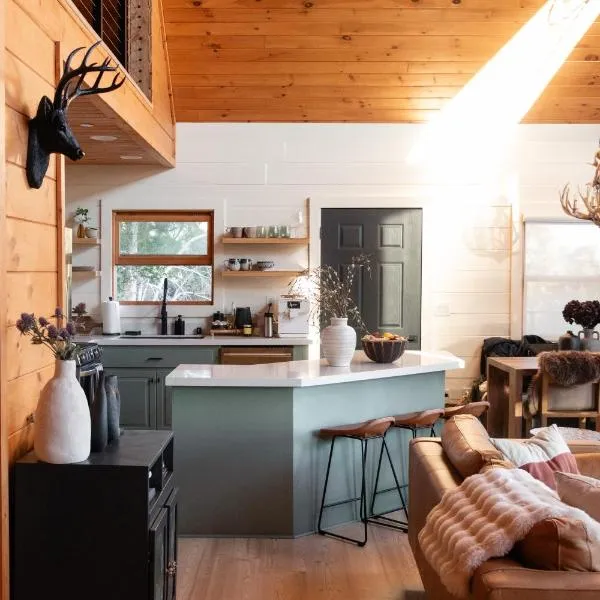 Award-Winning A-Frame with Views and Cedar Hot Tub, hotel em Julian