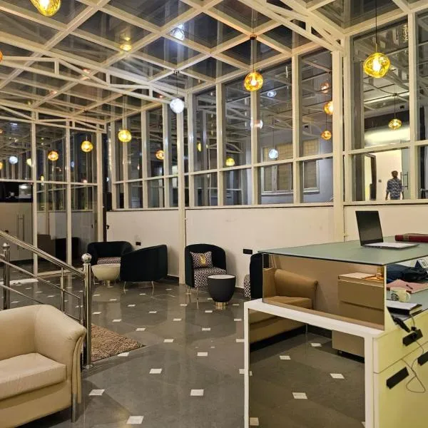 Hotel the Glass House, ξενοδοχείο σε Greater Noida