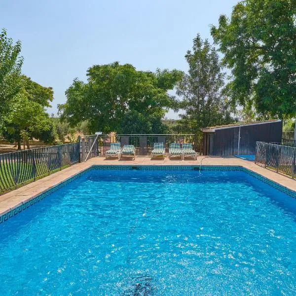 La Cabaña piscina y jardín, hotel in La Carlota