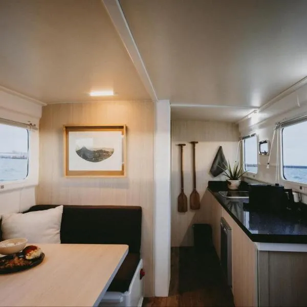 Waterfront Houseboat, hotell Kaplinnas