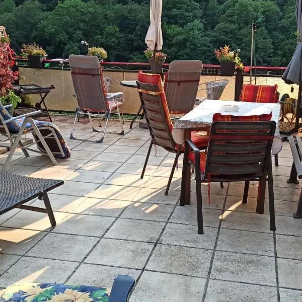 Ferienwohnung mit Terrasse für 1-4 Personen, hotel in Altena