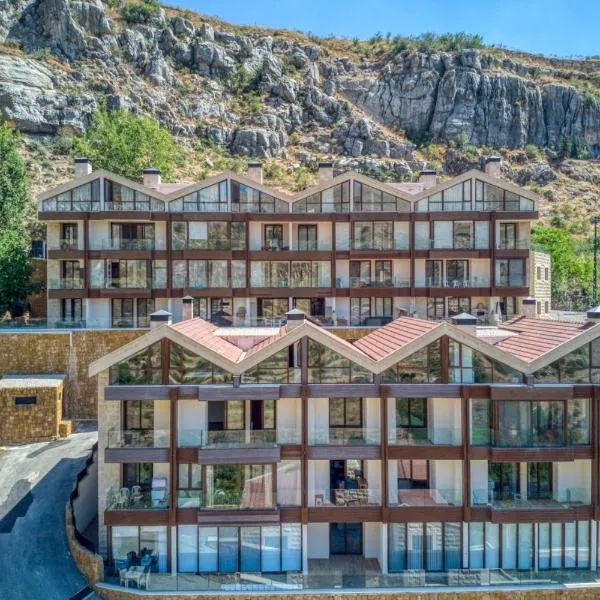 Vantage - 2 BR Apt by The Valley in Kfardebian, hotel in ‘Ayn Barq