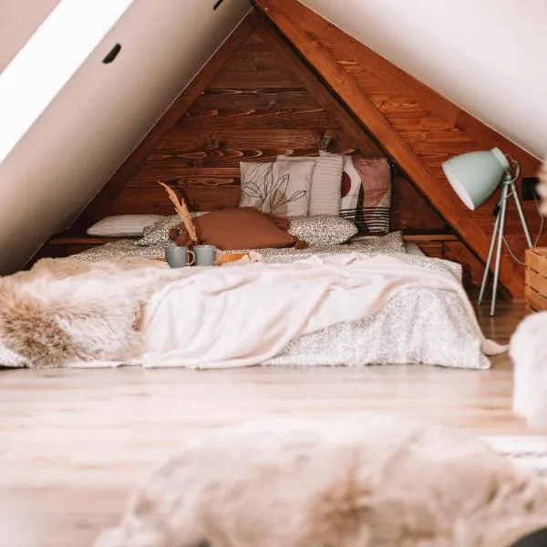 Poddasze dla Znajomych - apartament z gorącą balią nad Jeziorem Czorsztyńskim - okolica Czorsztyn, Szczawnica, Velo Czorsztyn, Krościenko, Zakopane, Gorce, Pieniny, Tatry, hotel v destinaci Kluszkowce