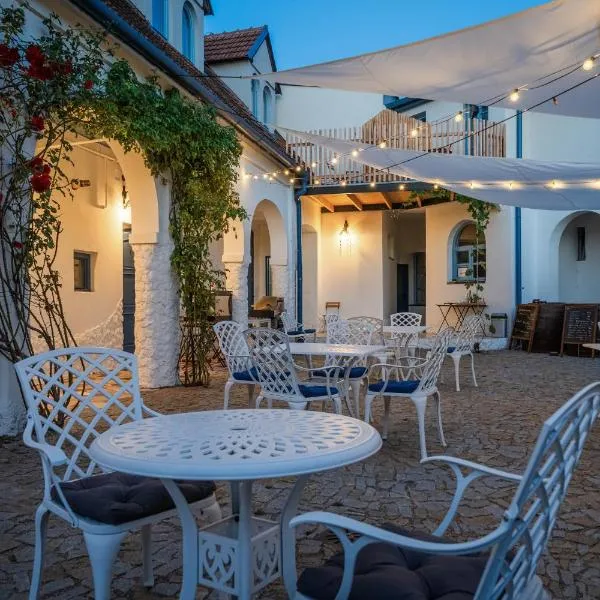 Naturální vinařství DVOREK - Penzion, Bistro & Wellness, hotel a Dolní Dunajovice