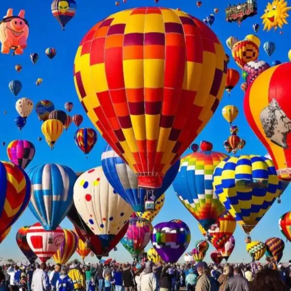 Hot Air Balloon Haven, King Bed, Office, Foosball, Crib, hotel v destinaci Albuquerque