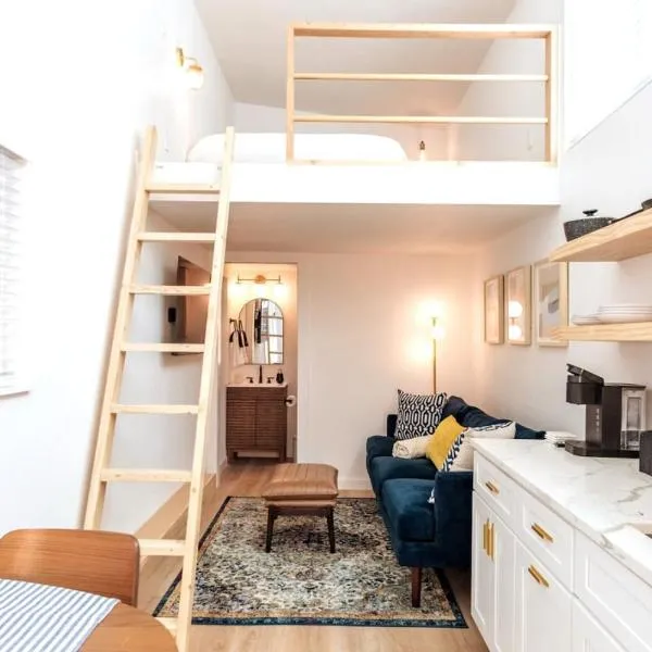 Cozy and Bright Mid-Century Gem in Eastside Action, hotel in Austin