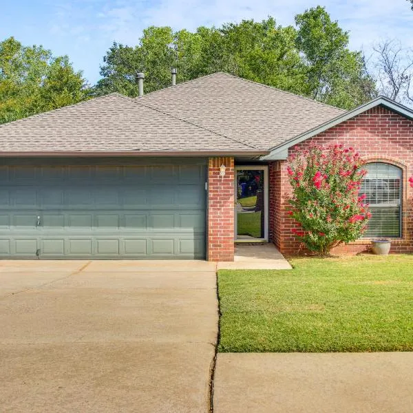 5 Mi to University of Oklahoma Home with Patio!, hotel in Norman