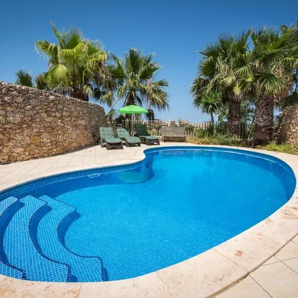 4 Bedroom Farmhouse with Private Pool & Views, hótel í In-Nadur