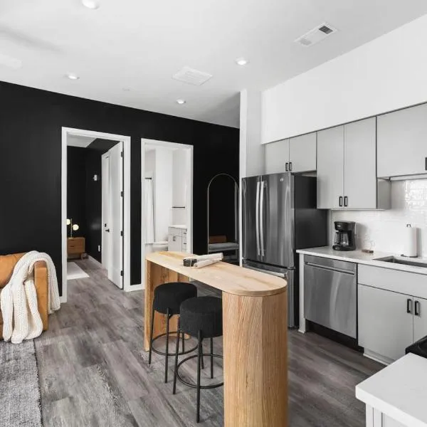 Chic Music Row Condo Rooftop Deck with City View Gym Office and More, hotel v destinaci Nashville