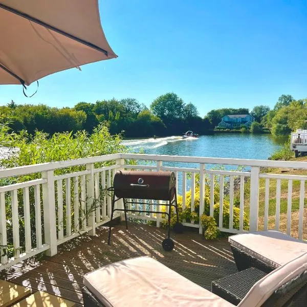 Modern Lakefront Lodge w Deck Water Views, hotel in Cirencester