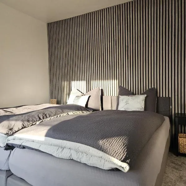 Gemütliche Ferienwohnung im Westerwald - "Ferienwohnung Grau", hotel in Weitefeld