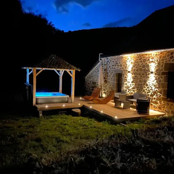 La maison des volcans Cantal, hotel v destinaci Saint-Bonnet-de-Condat