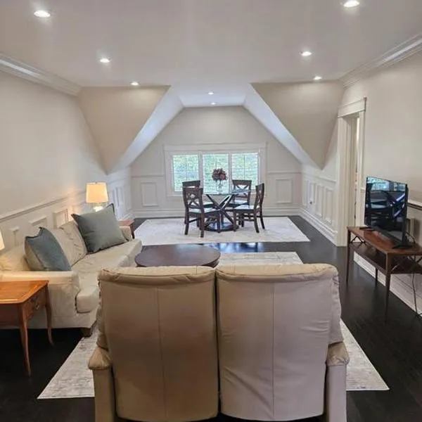 IODE Clark House Top Floor Apartment, hotel in Fredericton