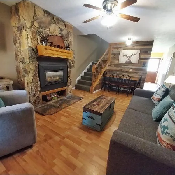 Valley Condo 104 - Casa Zia - Creekside - WiFi - Hot Tub - Fireplace - Washer - Dryer - Pet Friendly, hotel in Red River