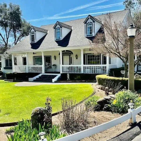 Pinkies Place-Hot Tub-Sleeps 11-Pet Friendly, hotel din Ahwahnee