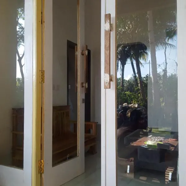 Surya homestay, hotel a Batukaras
