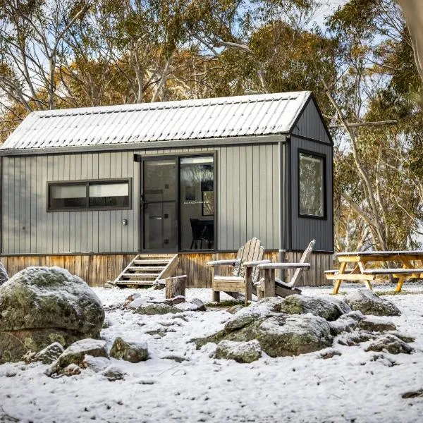 Big Yard Escapes - Two Off-Grid Tiny Houses on the Mowamba River, hotel v destinaci Jindabyne