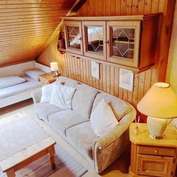 Calm located Penthouse near Nürnberg, hotel i Petersaurach