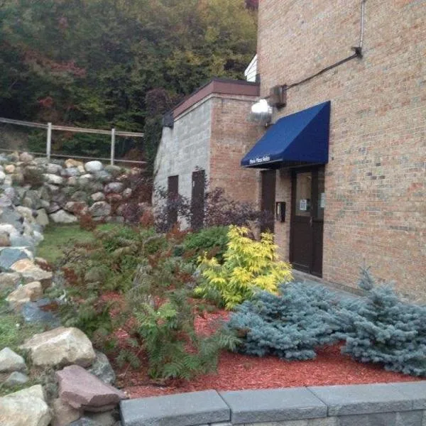 Paris Plaza, hotel di Elliot Lake