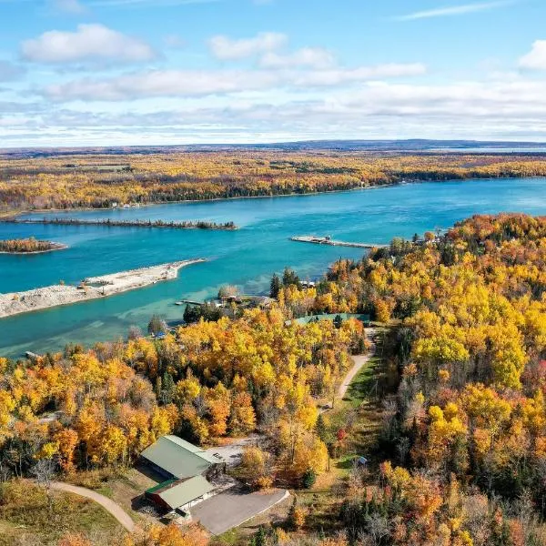 Barbeau Studio w/ St Mary’s River Views!, hotel en Barbeau