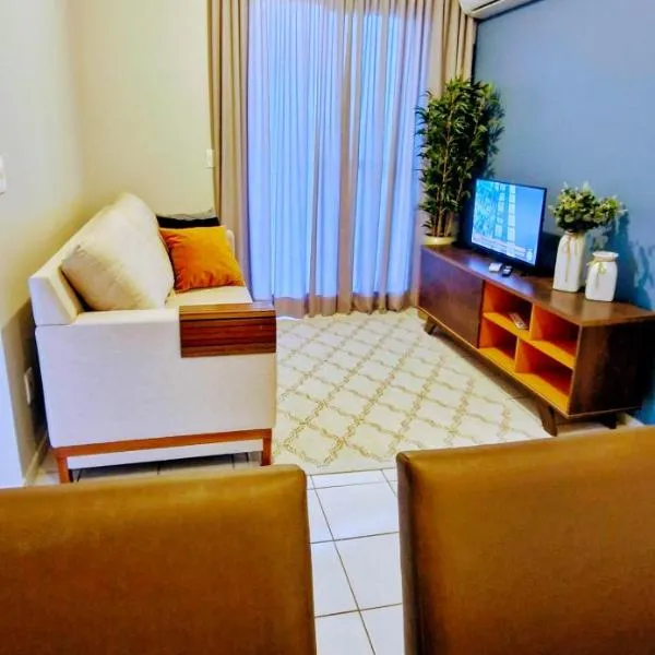 Apartamento TOP CLIMATIZADO em CRICIÚMA-SC - ótimo CUSTO-BENEFÍCIO - Cozinha completa - Cama Box - WiFI - Smart TV - Apps YouTube - NetFlix - Prime Vídeo - Garagem coberta - Portaria Digital 24h - Lugar sossegado e arborizado - Acomoda até 5 pessoas, hotel in Criciúma
