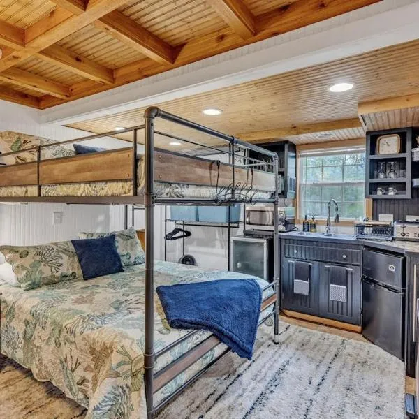 Bare Feet Bunkhouse-Close to beach & dog friendly、ガルフポートのホテル