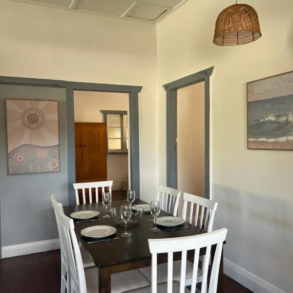 Full house in the centre of town, hotel in Bellingen