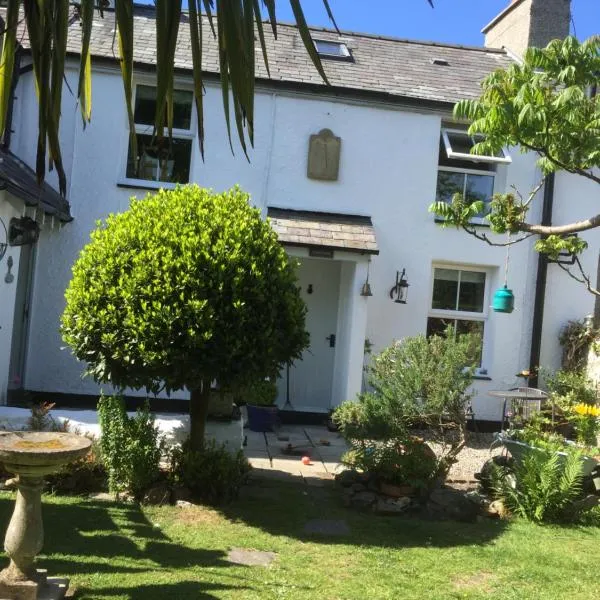 Anglesey traditional 2 bed stone cottage with EV、Amlwchのホテル