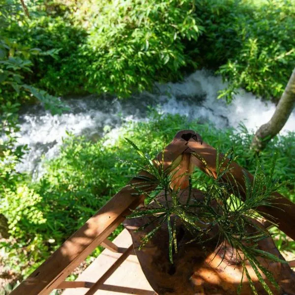 Thai House Pu Luong - Century Old Stilt House with Terrace Views, hotel in Hương Bá Thước