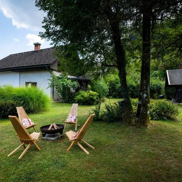 Charming Bled Getaway - Big Garden, BBQ & Bikes, hotel v Bledu