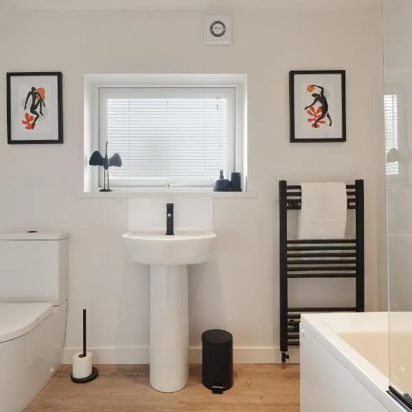 The Lodge - comfortable, stylish, 3 bedroom home with 3-6 beds near Utilita Arena - free parking, hotel v destinaci Sheffield