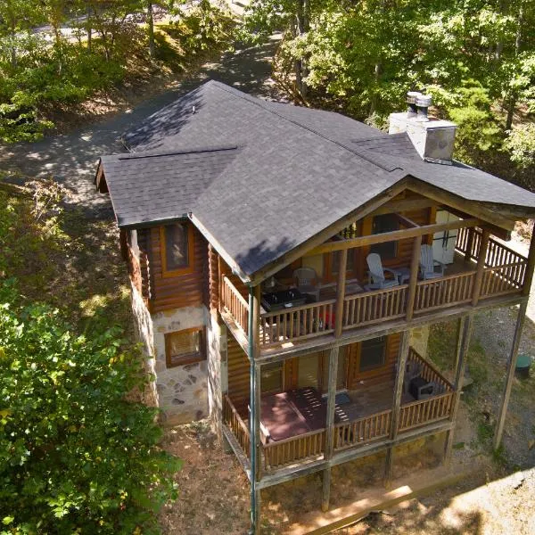 Briar Brook - Private Smoky Mountain Luxury Log Home with 2 Fireplaces, Hot Tub & Community Pool, hotel in Sevierville