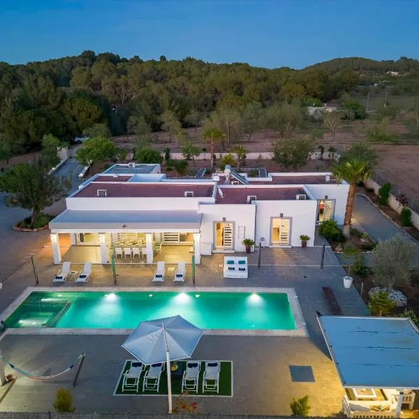 Villa in San Antonio Sleeps 10, hotel in Ses Paisses