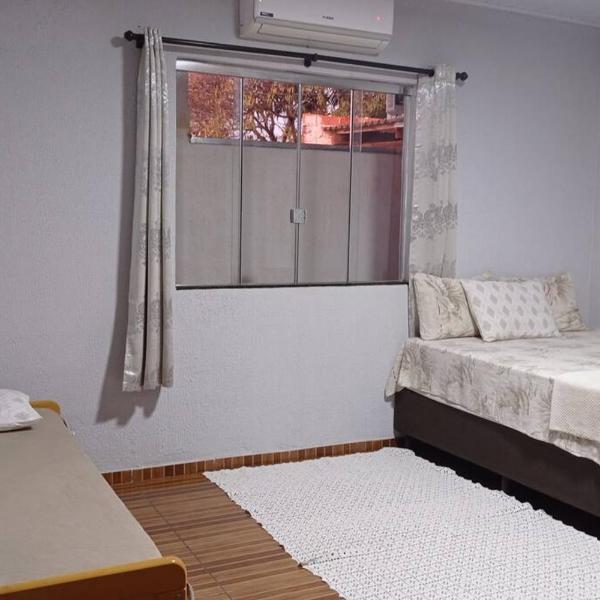 Casa Confortável arejada ar condicionado quente e frio 2 quartos ,2 banheiros ,2 vagas de garagem - Foto 2