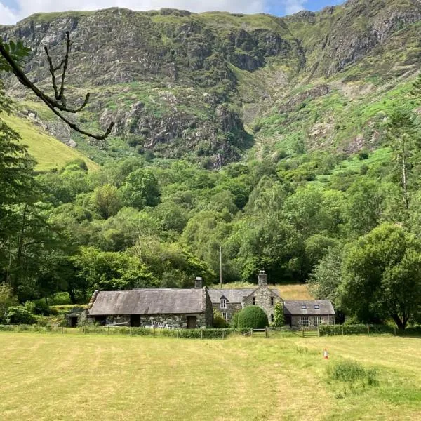 Studio in medieval Welsh farmhouse, hotel i Aber Cowarch