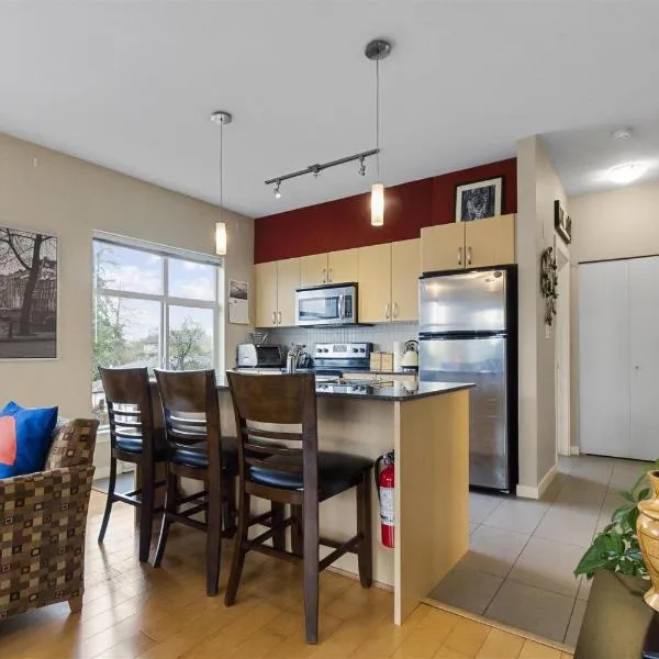 Skytrain accessible, Free Parking, Gym, 2 Bedroom Sleeps 6 Central Apartment with easy access to downtown Vancouver, hotel v destinaci North Surrey